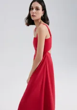 Vestido midi rojo con breteles anchos y corte recto.