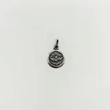 Dije redondo de plata 925 con la imagen del Espíritu Santo en el centro.
