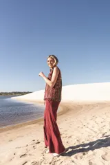 Chaleco bordado a mano con flores y mostacillas al estilo hindú, de corte amplio.