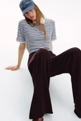 Pantalón de vestir marrón oscuro, de corte ancho y tiro alto, con pinzas delanteras.