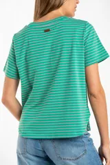 Remera de algodón con elastano, corte al cuerpo y mangas cortas. Diseño a rayas horizontales verdes y rosadas.