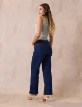 Jean de pierna ancha, color azul oscuro, con pretina con pasadores, botón y cierre. Delantera y trasera con bolsillos.