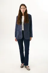 Blazer azul de corte recto, con solapas y cierre con dos botones.