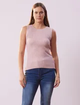 Musculosa celeste en tejido acanalado, marca Tahari, con cuello a la base y sin mangas.