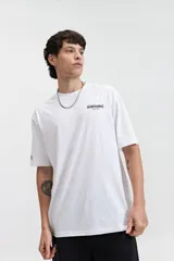 Remera lila de manga corta con corte oversize y estampado pequeño en el pecho.