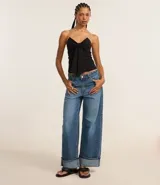 Blusa sin breteles negra confeccionada en bengalina, con escote triangular y lazo aplicado.