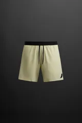 Shorts deportivos color gris oscuro confeccionados en tejido técnico ligero y elástico con forro interior, cintura elástica ajustable con cordón, bolsillos laterales, bolsillo de seguridad en espalda con cierre de cremallera, bajo con aberturas laterales y detalle de logo estampado en pernera.