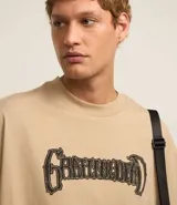 Remera overboxy de algodón color beige con estampa de calavera con rosas y lettering "greatful dead".