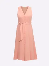 Vestido midi sin mangas de color salmón, con escote en V y abotonadura frontal. Cuenta con un lazo en la cintura para ajustar el calce.