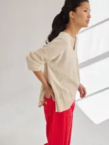 Sweater rojo de punto con escote en V y mangas 3/4.