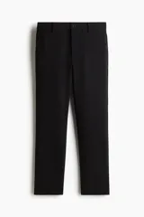 Pantalón negro tobillero con pliegues, corte ajustado, cierre con botón, bolsillos laterales y bolsillos atrás ribeteados con botón.