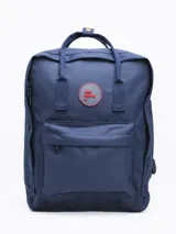 Mochila negra de poliéster con revestimiento de PU, con dos asas de mano y correas ajustables para los hombros. Tiene un compartimento principal con cierre, un bolsillo frontal con cierre y dos bolsillos laterales abiertos.