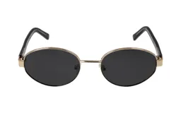 Lentes de sol con montura ovalada dorada y lentes negras.