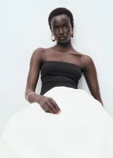 Vestido midi de algodón, con corpiño negro tipo palabra de honor ajustado y falda blanca con volumen estilo globo.