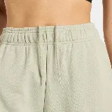 Pantalón de jogging color verde claro, con cintura elástica y logo de New Balance bordado en blanco en la cadera.