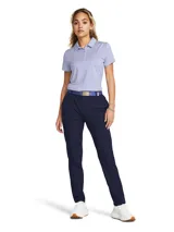 Pantalón de golf azul marino, liviano y elástico, con corte recto y cinturón azul con hebilla metálica.