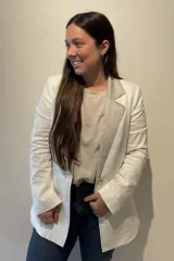 Blazer color crudo confeccionado en lino, de corte entallado, con botón de nacar, solapas y cuello combinados en color beige.