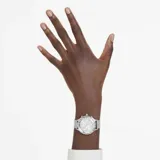 Reloj cronógrafo con caja de acero inoxidable de 37 mm, tono plateado, y bisel de cristal facetado. La esfera es blanca iridiscente con tres sub-esferas (contador de minutos, segundos y horas) y manecillas en tono oro rosa. Posee un brazalete de malla milanesa de acero inoxidable.