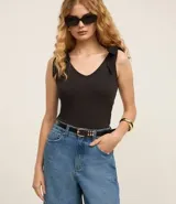 Musculosa negra con escote en V y breteles con lazo.