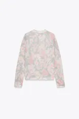 Cárdigan de punto con estampado floral en tonos rosa, gris y blanco. Tiene cuello redondo, manga larga, rib en los puños y el bajo, y cierre frontal con botones.