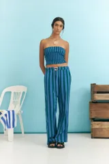 Pantalón largo de algodón con rayas verticales en tonos de azul y verde.