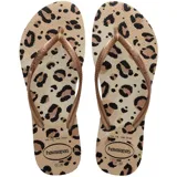Ojotas Havaianas Slim modelo Slim Animals con estampado de leopardo en tonos beige y marrón, y tiras finas color dorado.