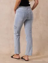 Pantalón jean celeste con bolsillos cargo laterales, pretina con pasadores, botón y cierre.