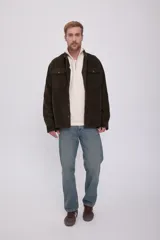 Sobrecamisa verde oscuro de pana con cierre de botones, manga larga y bolsillos en el pecho.