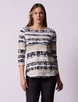 Remera de algodón estampada con rayas horizontales en tonos beige, blanco y negro. Tiene mangas 3/4 y escote a la base.