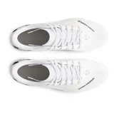 Championes de fútbol Under Armour Shadow Select 2 FG, color blanco con logo negro en el talón y detalles en gris.