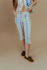 Pantalón capri a rayas verticales en tonos pastel, confeccionado en gabardina elastizada.