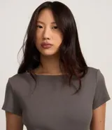 Blusa gris de rib con escote bote y manga corta.