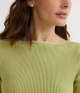 Blusa de punto acanalado color salmón, con escote barco (canoa) y mangas cortas.