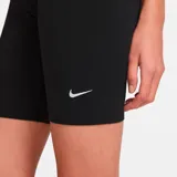 Short biker negro de calza deportiva con logo de Nike estampado en blanco en la pierna izquierda.