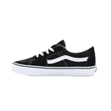 Zapatillas Vans SK8 Low negras con detalles en blanco, cordones blancos y suela de goma blanca.
