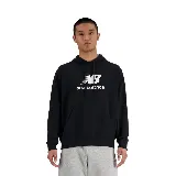 Buzo negro con capucha y bolsillo tipo canguro. Estampado frontal con el logo de New Balance en blanco.