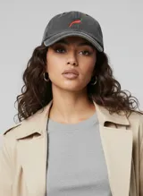 Gorro de béisbol de color gris oscuro (obsidian) con efecto lavado, confeccionado en algodón. Presenta un bordado frontal de un ají picante rojo y verde.