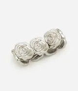 Pulsera plateada con eslabones en forma de rosas.