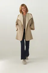 Tapado marrón de largo medio, abierto, con cuello y envivado. Hecho 100% en Uruguay con tela 100% lana fina sin teñir, diseñada exclusivamente por Don Baez.