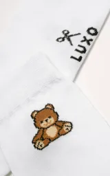 Medias blancas con puño acanalado y diseño bordado de un oso de peluche.