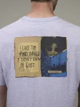 Remera gris de algodón con cuello redondo y estampado pequeño en el pecho.