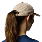 Gorra de béisbol color beige con logo de Columbia bordado en gris.