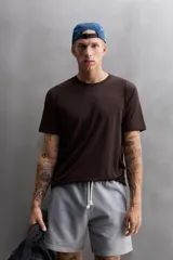 Remera deportiva color rosa claro, de tejido técnico ligero y elástico con estructura. Cuello redondo, manga corta, costuras planas y logo estampado.