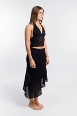Falda midi negra de encaje con corte irregular y ruedo asimétrico.