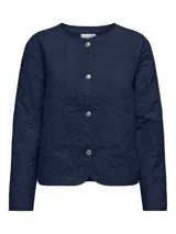 Chaqueta acolchada azul marino con solapa tipo chal, mangas largas voluminosas y cierre frontal con botones plateados. Presenta un diseño bordado en relieve. Estilo atemporal y fácil de combinar.