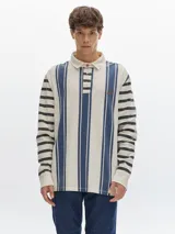 Polo de manga larga con cuello, diseño a rayas en dos colores y cierre de tres botones, confeccionado en algodón lavado.