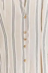 Vestido midi de rayas verticales color beige y negro, con cuello solapa, escote pico, manga corta y cierre frontal con botones.