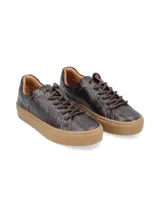 Sneaker de cuero vacuno con estampado de camuflaje y suela marrón.