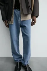 Pantalón de jean celeste, de corte recto desde la cadera hasta el tobillo, con tiro medio, cinco bolsillos y cierre frontal con botón.