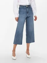 Pantalón de jean celeste, corte wide leg, tiro alto y largo cropped.